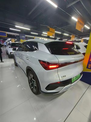 3 lata używanego samochodu elektrycznego Wydajność eksploatacji z białą powierzchnią zewnętrzną